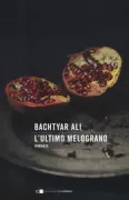 Copertina libro <b>L'ultimo melograno<br></b>(titolo originale o altro titolo: <i>Dwahemîn henarî dunya</i>)